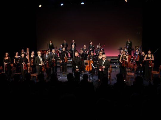 Köhlmeier und Dirigent und Orchester_ Foto Lukas Grabher.jpeg