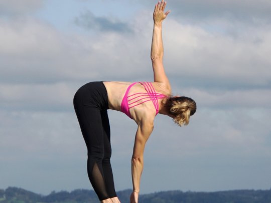 eine Frau, die Yoga macht