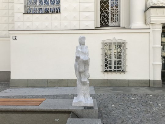 Fruchtbare, Skulptur von Herbert Albrecht in Bregenz