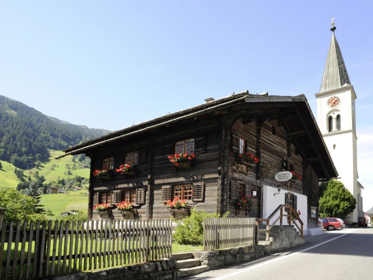 Montafoner Alpin- und Tourismusmuseum im Frühmesshaus Gaschurn mit Pfarrkirche St. Michael.